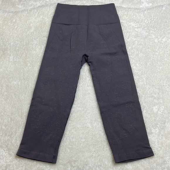 lululemon Free to Flow Crop (17") Magnum/White Size 2 - Picture 4 of 9